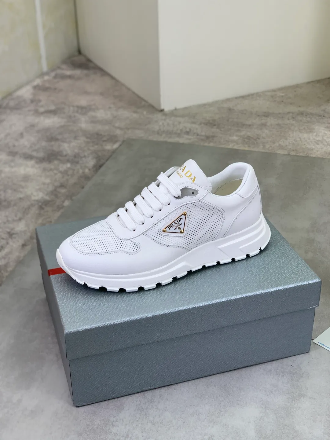 Men's shoes 💰P520 new (higher version) new PRADA (Prada) classic models are on the market at the same time, new men's shoes, 😘fabrics are selected from original imported calfskin. First layer of imported cowhide lining. The original version is awesome! 👍🏿Original open-molded non-slip PU outsole, with exquisite lines, simple and elegant, super comfortable and classy on foot, suitable for leisure travel. Code number: 38-45 (46 customized) 2️⃣ colors available